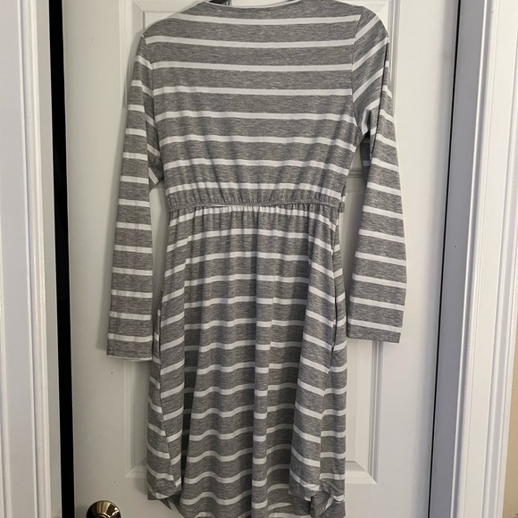 Gray and white nursing dress - Picture 2 of 2